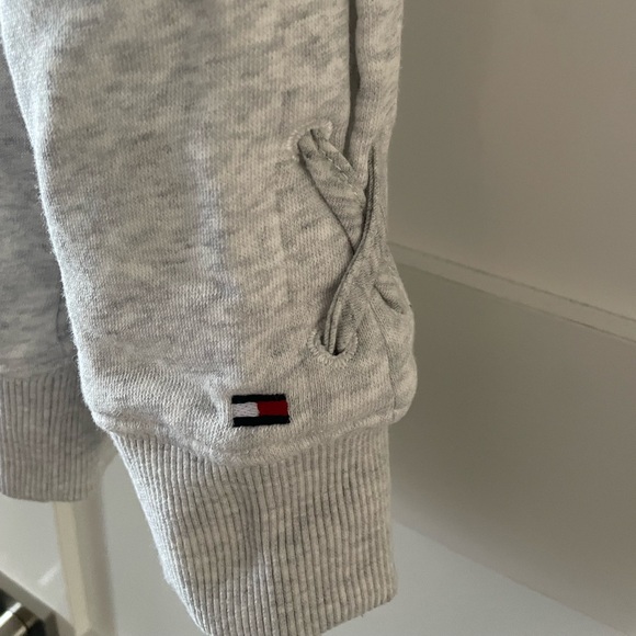 Tommy Hilfiger light gray sweatshirt with logo and cutout sleeves - Picture 5 of 6